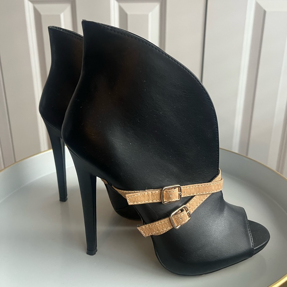 Elegant Black Stiletto Heels with Tan Straps